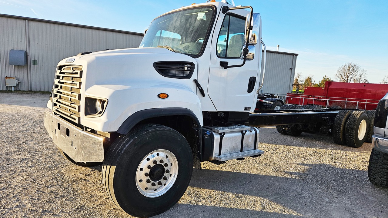 NEO-Trucks_Website_2014-Freightliner-114-SD_+1 Large